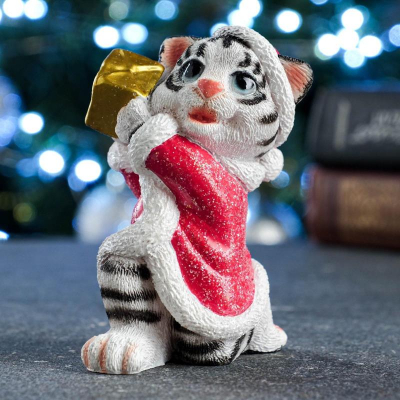 Тигр с подарком полистоун 10см белый